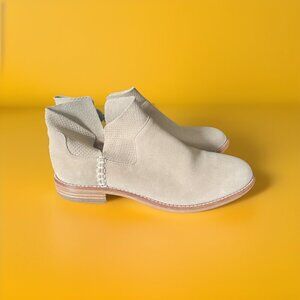 Clarks Edenvale Page- Fashion Boots Slip ON Women s Sz 8 Tan Suede